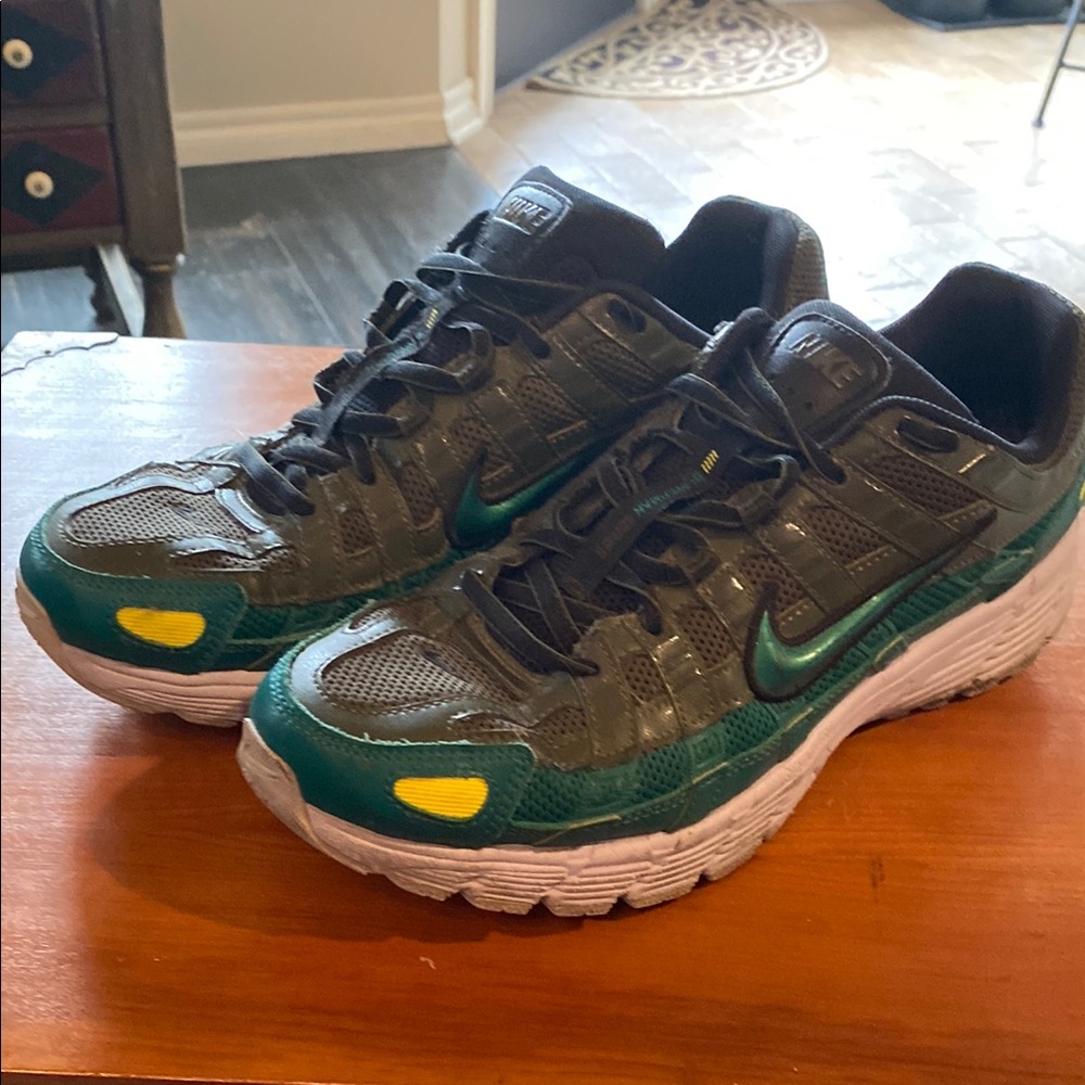 Nike  P-6000 Mystic Green Khaki.  Size 11 men’s